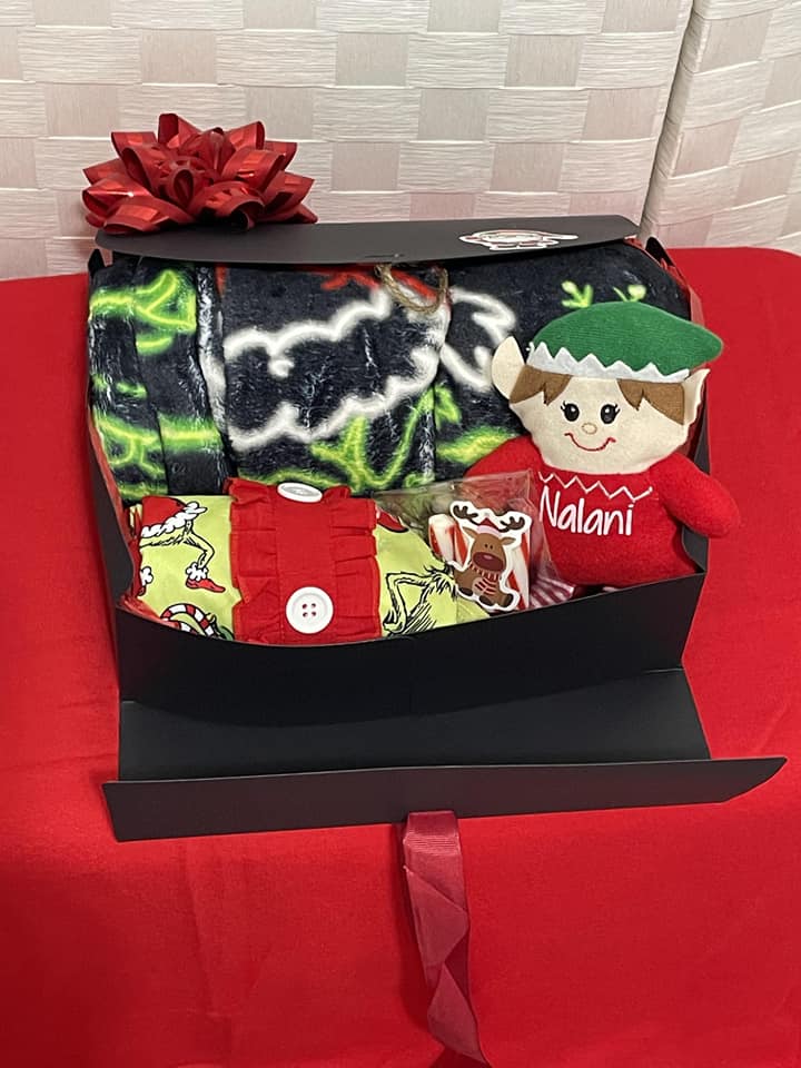 Deluxe Christmas Eve Box (30x40" Blanket/Personalized Gingerbread Plush/Pajamas/Reindeer Food/Cocoa/Popcorn/Sticker Sheet/Soft Peppermint Sticks)