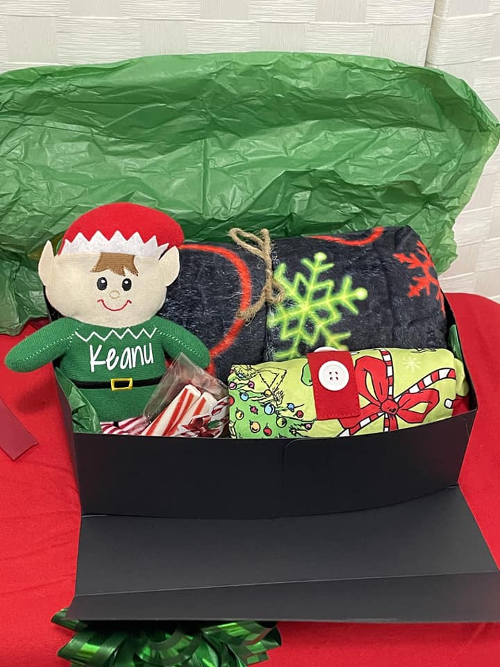 Basic Christmas Eve Box (30x40" Blanket/Personalized Gingerbread Plush/Pajamas)